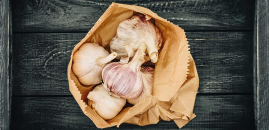 حفظ الثوم بكرتونة البيض: طريقة مبتكرة تدوم لأشهر