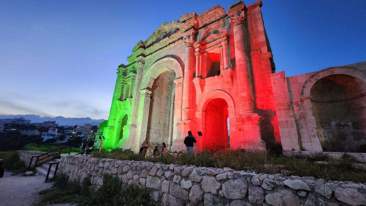 بلدية جرش تضيء معالمها بالعلم الأردني احتفالًا بيوم العلم