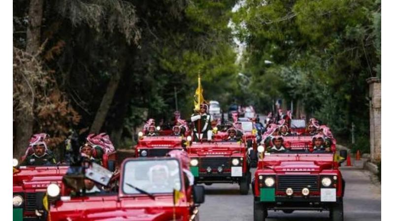 الملك يصل مجلس الأمة متوسطا الموكب الأحمر 