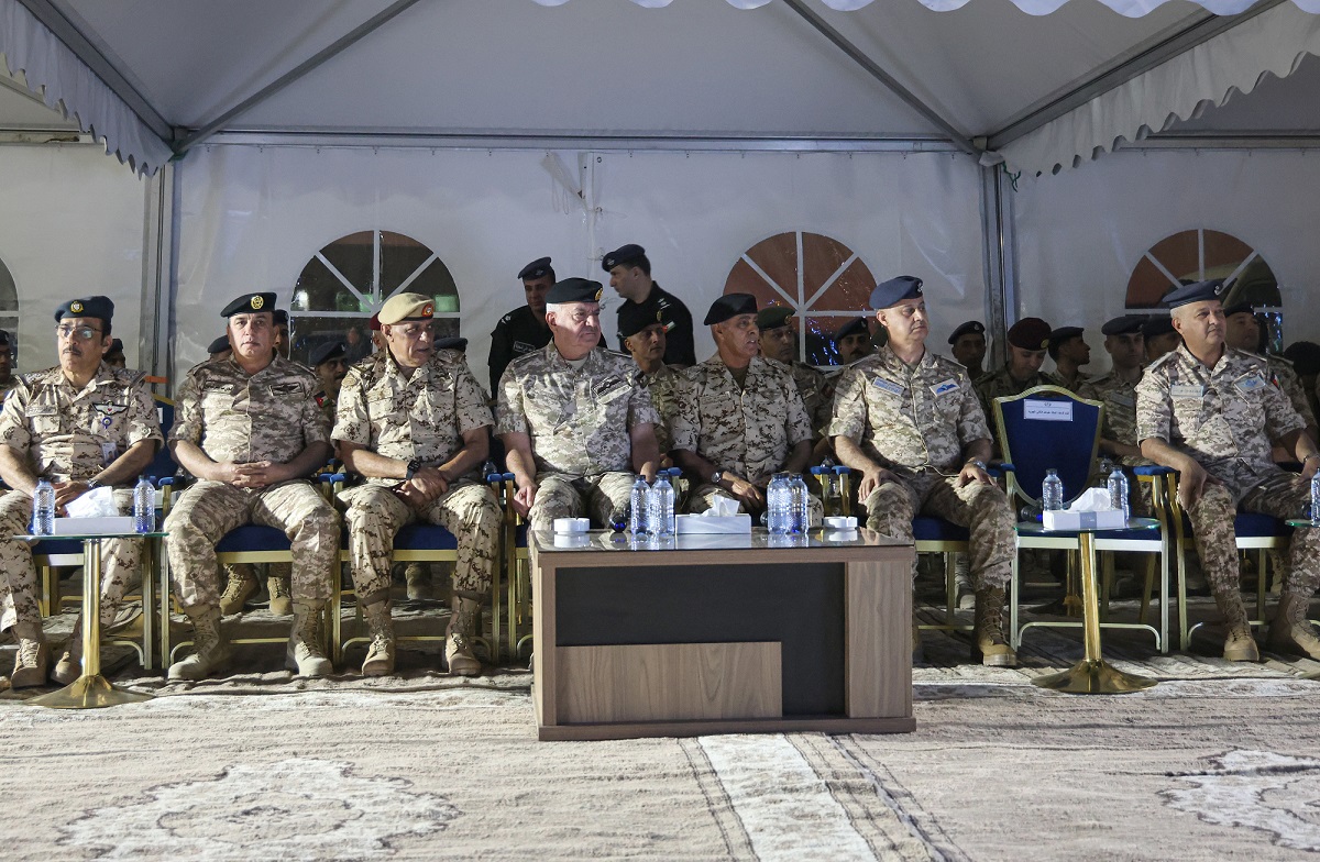 رئيس هيئة الأركان ونظيره البحريني يتابعان تمرين "صقور الهواشم 6" الليلي