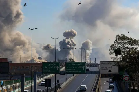 إيران تتوعد باستهداف مصدر أي هجوم أمريكي على أراضيها