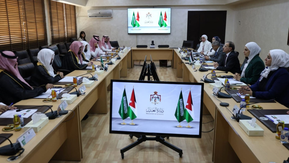 وزارة العدل تبحث مع وفد قضائي سعودي تعزيز التعاون