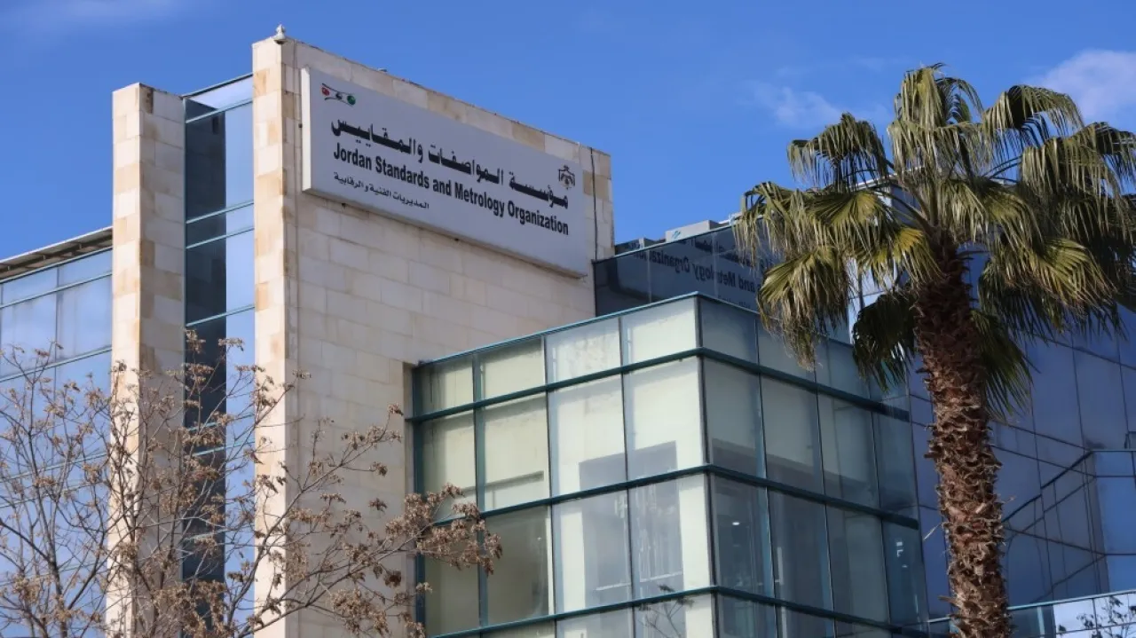 إغلاق محطتين للمحروقات وتحويل مخالفين للنائب العام  