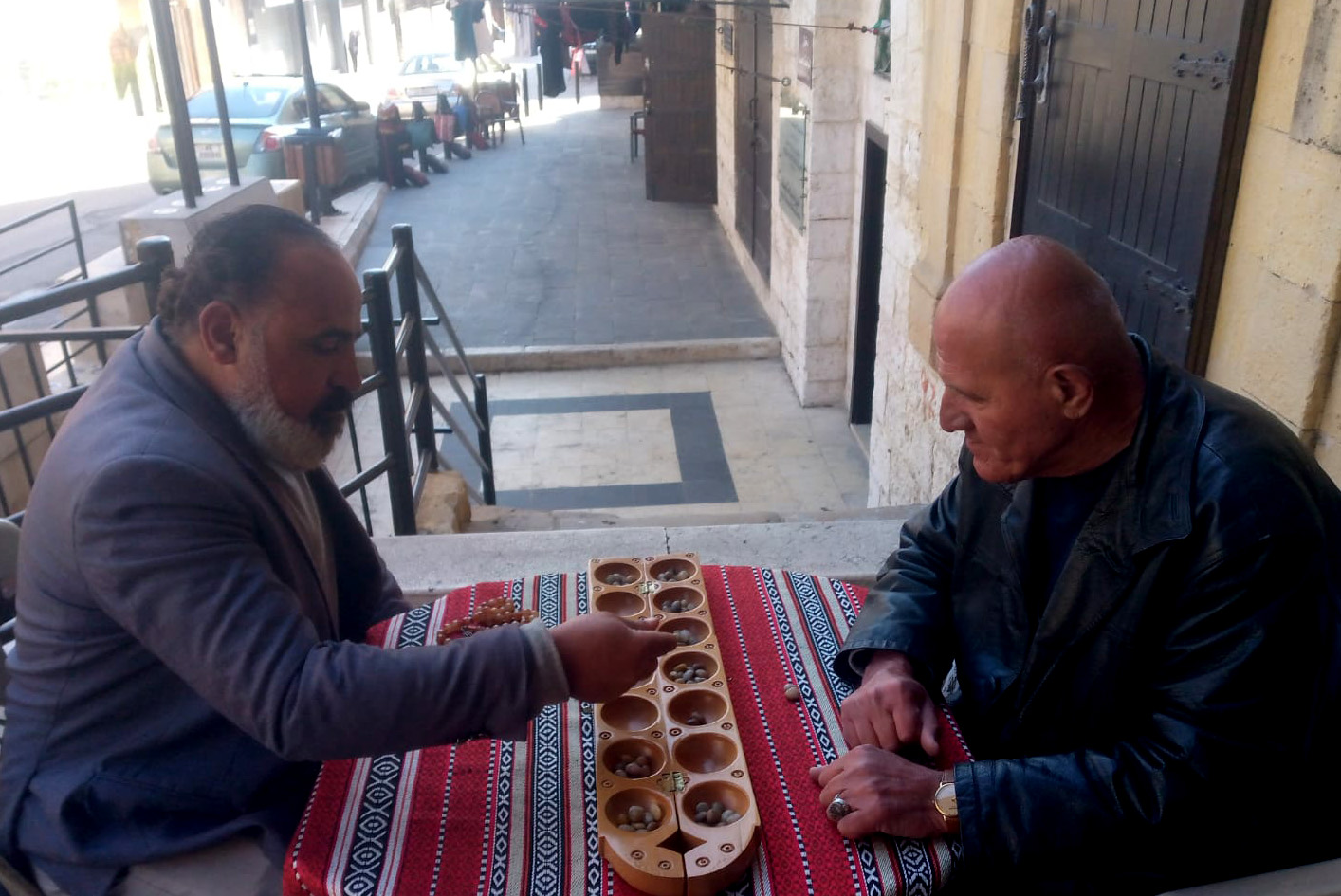 رجلان يلعبان المنقلة في السلط