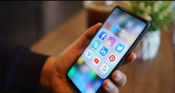 هكذا تسبب مواقع التواصل المشاكل بين الأزواج