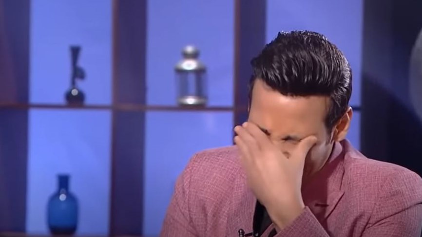 شاهد شجار وضرب وتمزيق ملابس وسط الشارع بين مغني مصري وطليقته