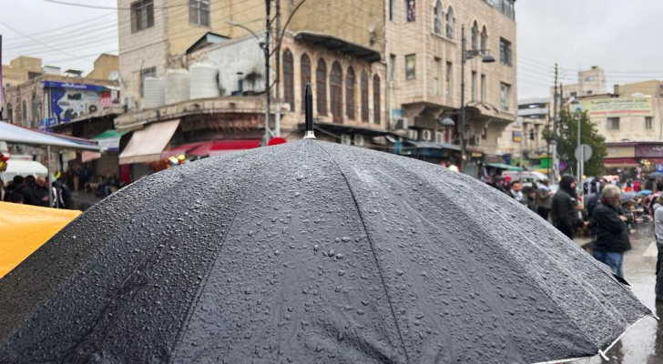 فيديو ..  انزلاق شاحنة بفعل الأمطار ..  ودرجات الحرارة تنخفض أكثر