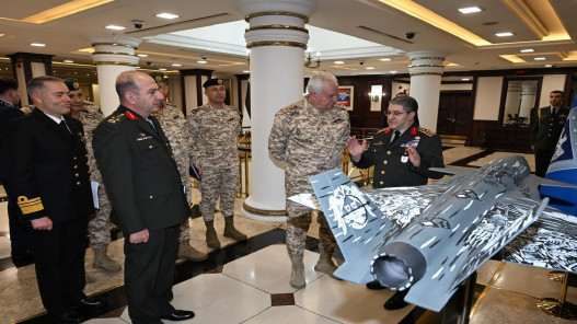 الحنيطي يلتقي رئيس الأركان العامة التركي ووزير الدفاع 