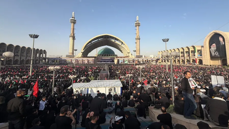 انطلاق مراسم شعبية لتشييع خامنئي في طهران