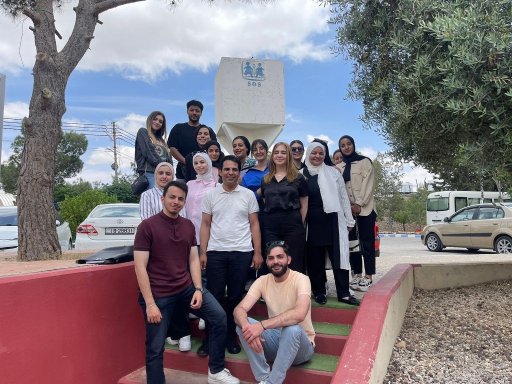 طلبة علم النفس السريري في عمان الأهلية يزورون SOS