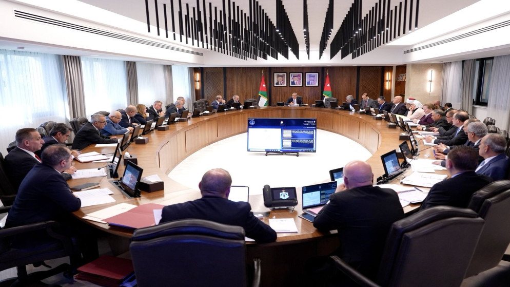 الحكومة تطلق المرحلة الأولى من النقل المدرسي بالشراكة مع القطاع الخاص