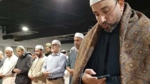 بعد فيديو الإمام المثير للجدل ..  الإفتاء تحسم جدل استخدام الهاتف بالصلاة