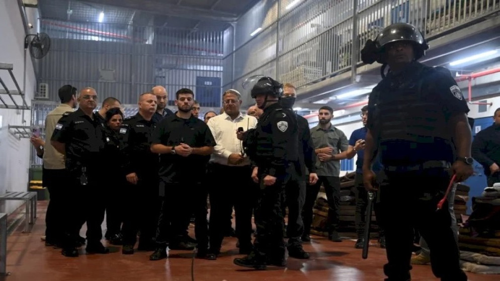 بن غفير يقتحم زنازين الأسيرات ويتفاخر بتشديد ظروف الاعتقال