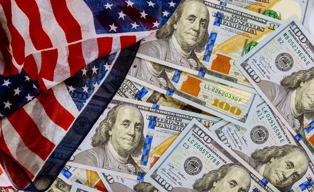 الدولار يحقق أفضل أداء أسبوعي منذ أكثر من شهر