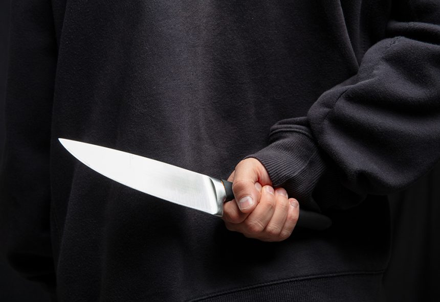 واقعة مروعة ..  شاب ينحر آخر أمام المارة في الشارع