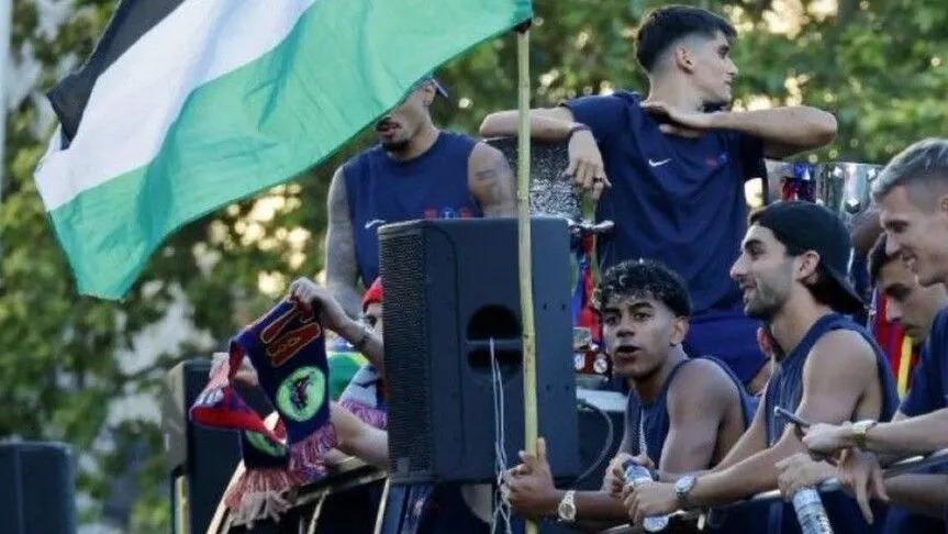 رئيس وزراء إسبانيا يدافع عن نجم برشلونة يامال عقب رفعه علم فلسطين
