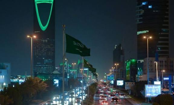 الدفاع المدني السعودي يباشر حادث سقوط شظايا صاروخين في الرياض