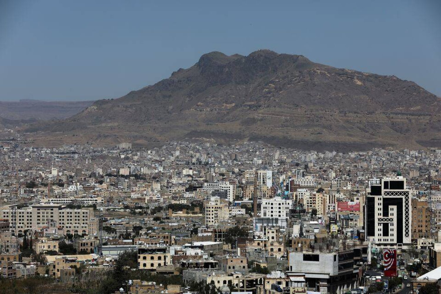 قصف بريطاني أميركي على الحديدة باليمن