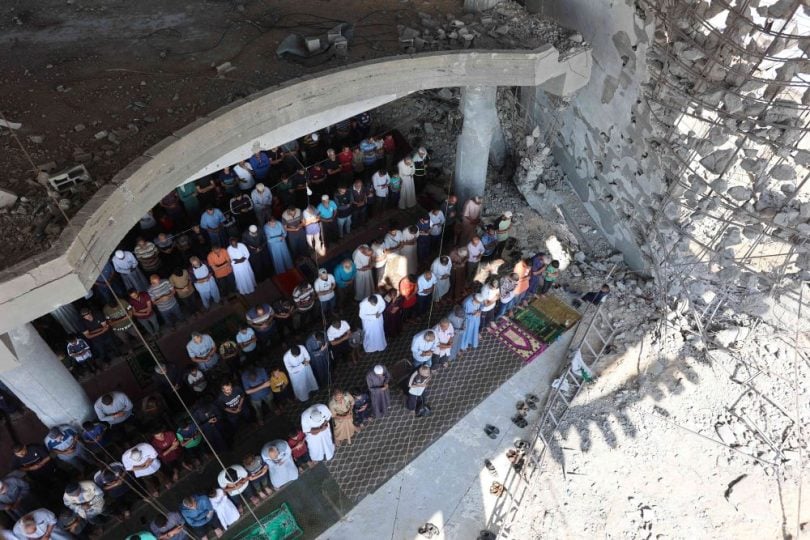 غزيون يؤدون صلاة الجمعة في مسجد مدمر