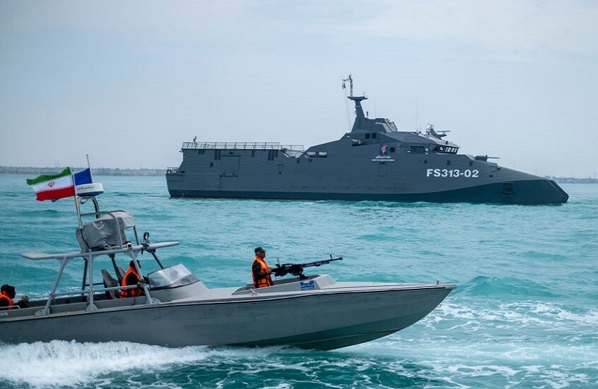 زوارق حربية إيرانية تحاول إيقاف ناقلة نفط ترفع العلم الأمريكي