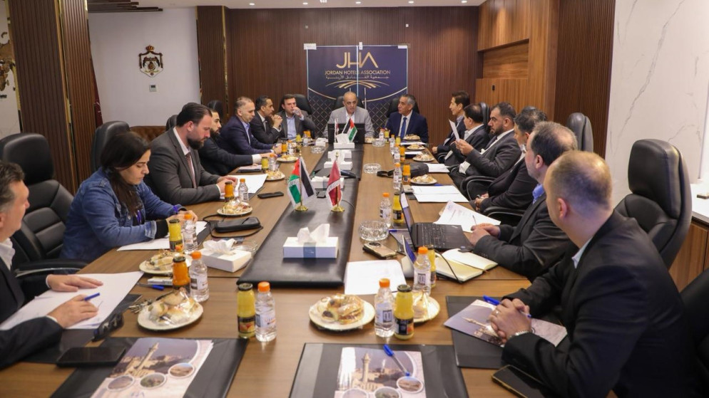 وزير السياحة يبحث مع ممثلي القطاع السياحي تعزيز الاستدامة