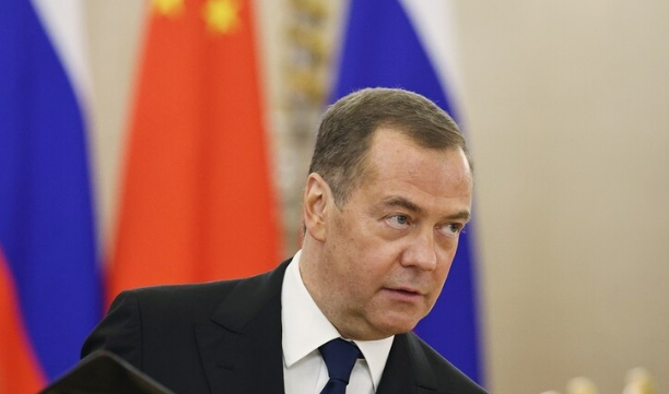 مدفيديف يكشف من هو عدو روسيا اللدود