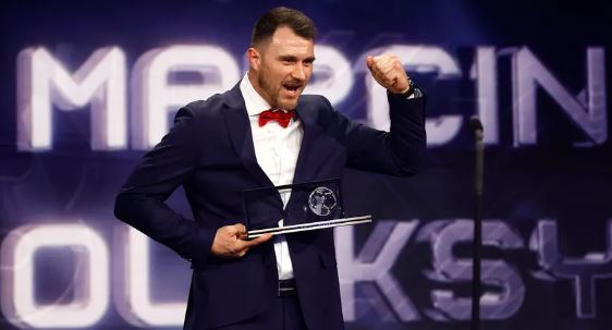 لاعب بولندي مبتور الساق ينال جائزة بوشكاش