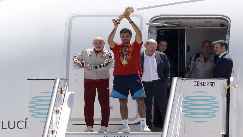 طائرة المنتخب الإسباني المتوج باللقب تحط في مدريد