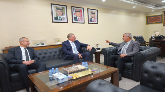الأردن ومصر يبحثان آليات تطوير الشراكة في قطاع الغاز الطبيعي