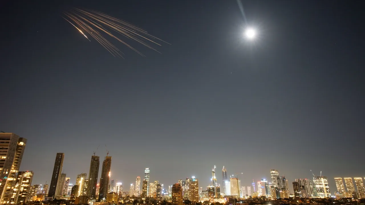 صواريخ من إيران في سماء تل أبيب