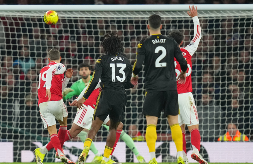 مانشستر يونايتد يقهر أرسنال بثلاثية مثيرة 