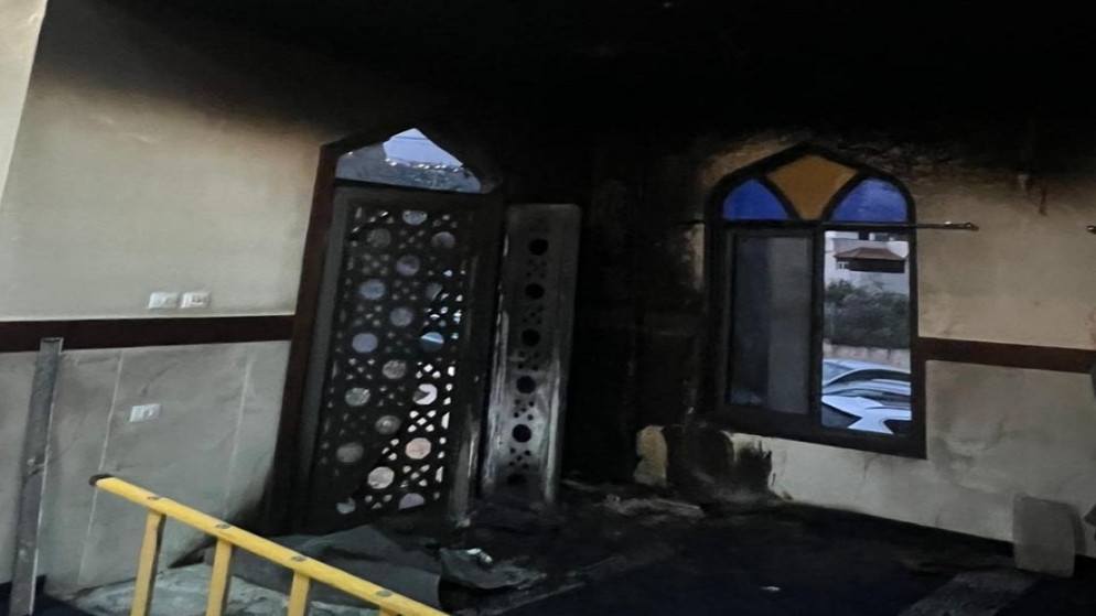 مستوطنون يحرقون مسجدا ويخطون شعارات عنصرية غرب نابلس