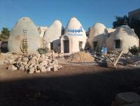 مواطن أردني يبني قصراً من الطين بطريقة عجيبة 