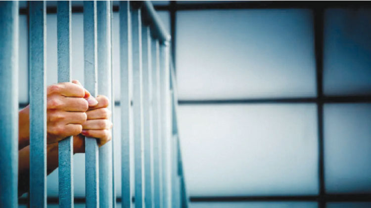 تقاضى مبالغ مالية مقابل ترخيص محلات ..  والمحكمة تصدر قرارها