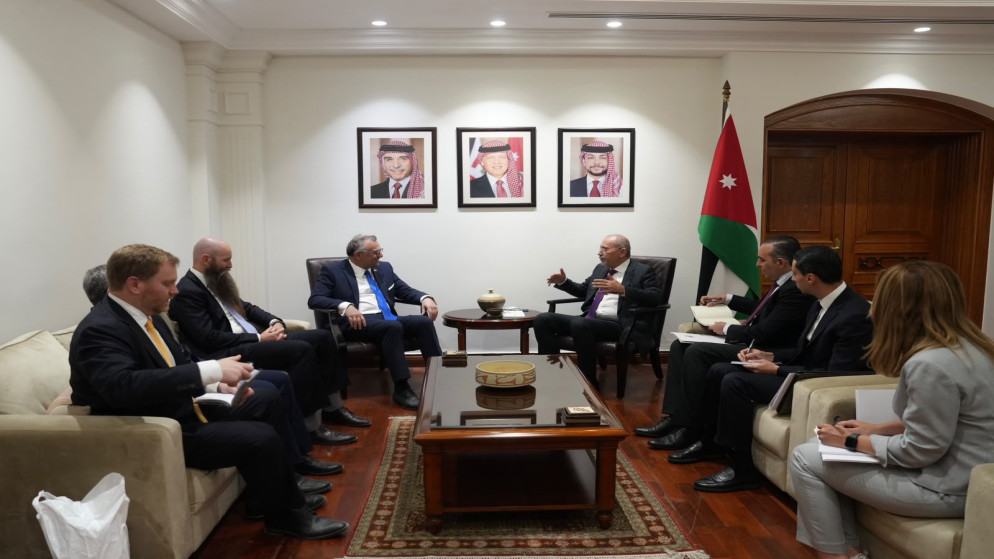 الصفدي ومستشار ترامب يبحثان تطورات الأوضاع بالمنطقة