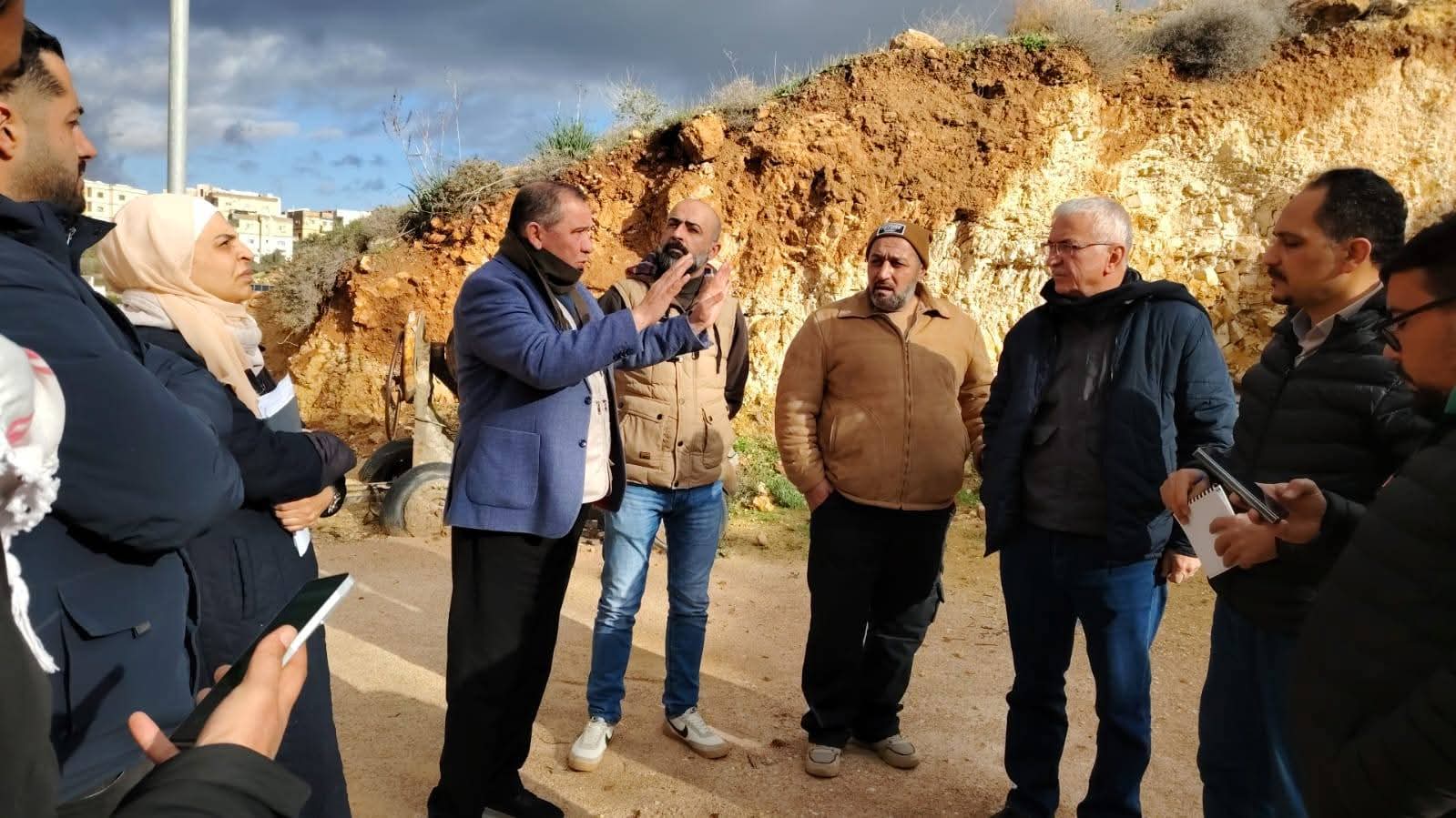 بني ياسين يتفقد مواقع الانهيارات بجرش