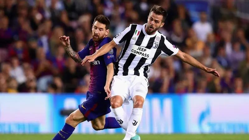 لاعب برشلونة ويوفنتوس السابق يعتزل كرة القدم