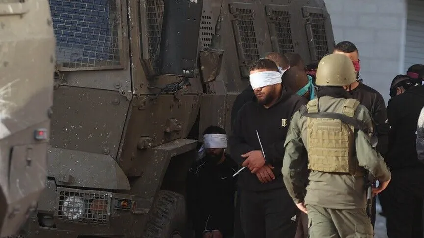 جيش إسرائيل يعتقل 3 فلسطينيين ويضرب فتى خلال اقتحامات بالضفة