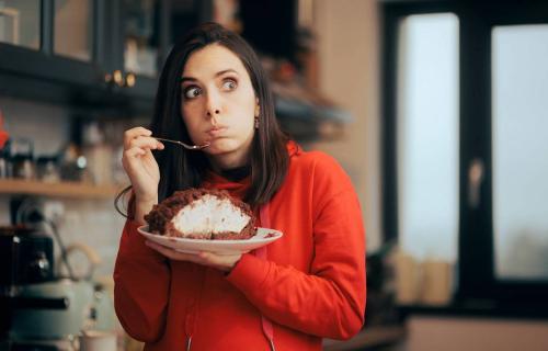طرق تجنبك الإفراط في تناول الطعام بسبب القلق