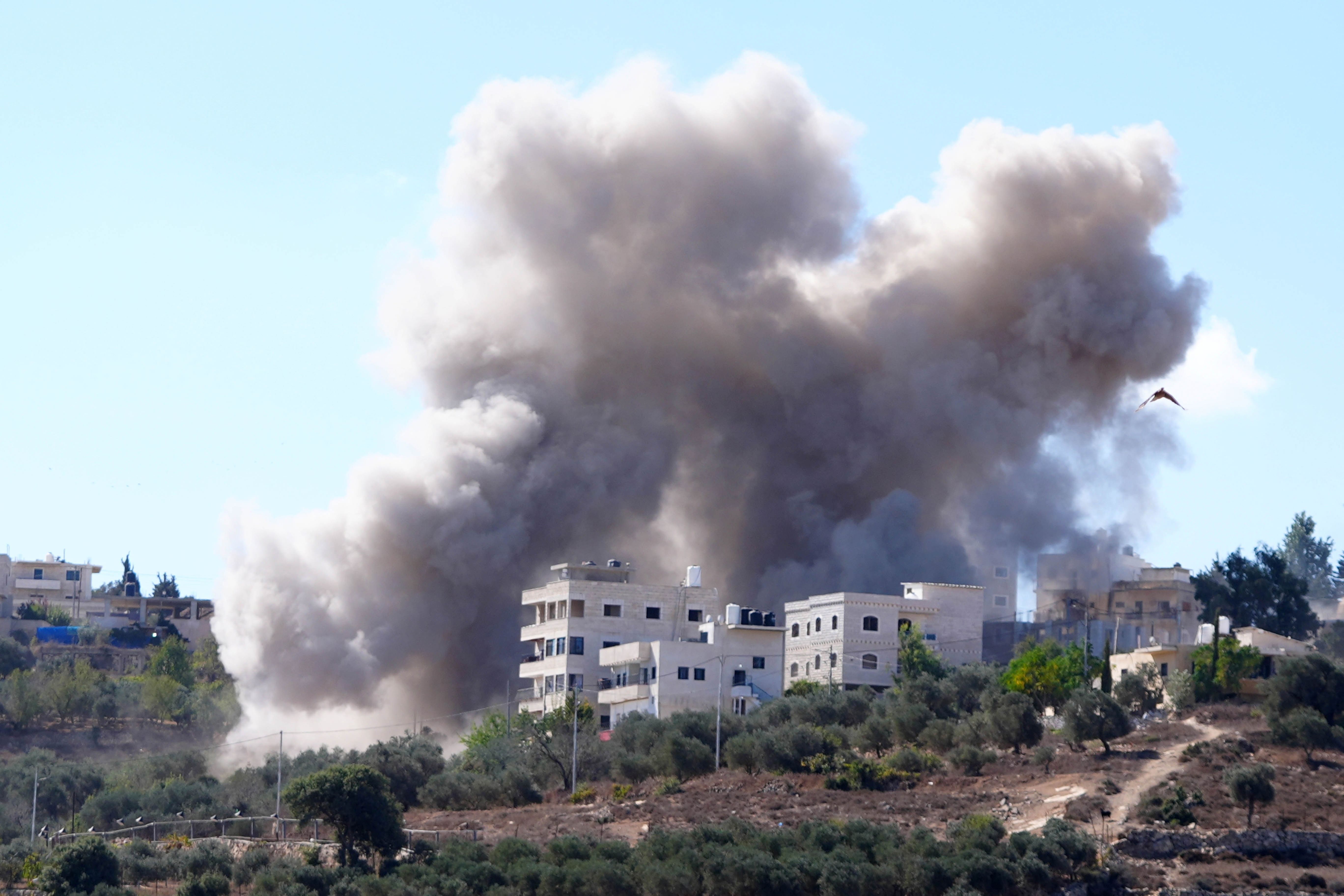 الاحتلال تفجر منزل أسير فلسطيني شمال غربي القدس