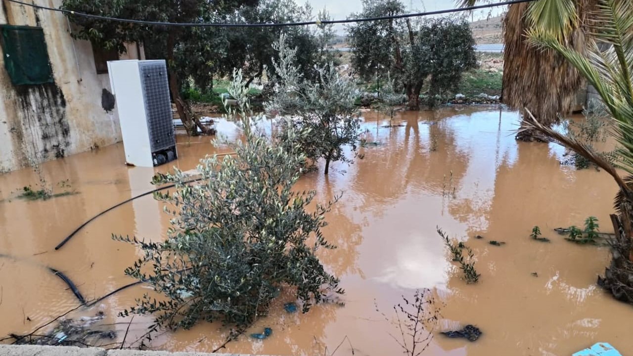 التعامل مع مركبات عالقة وتجمعات مياه حول منزل بالمفرق 