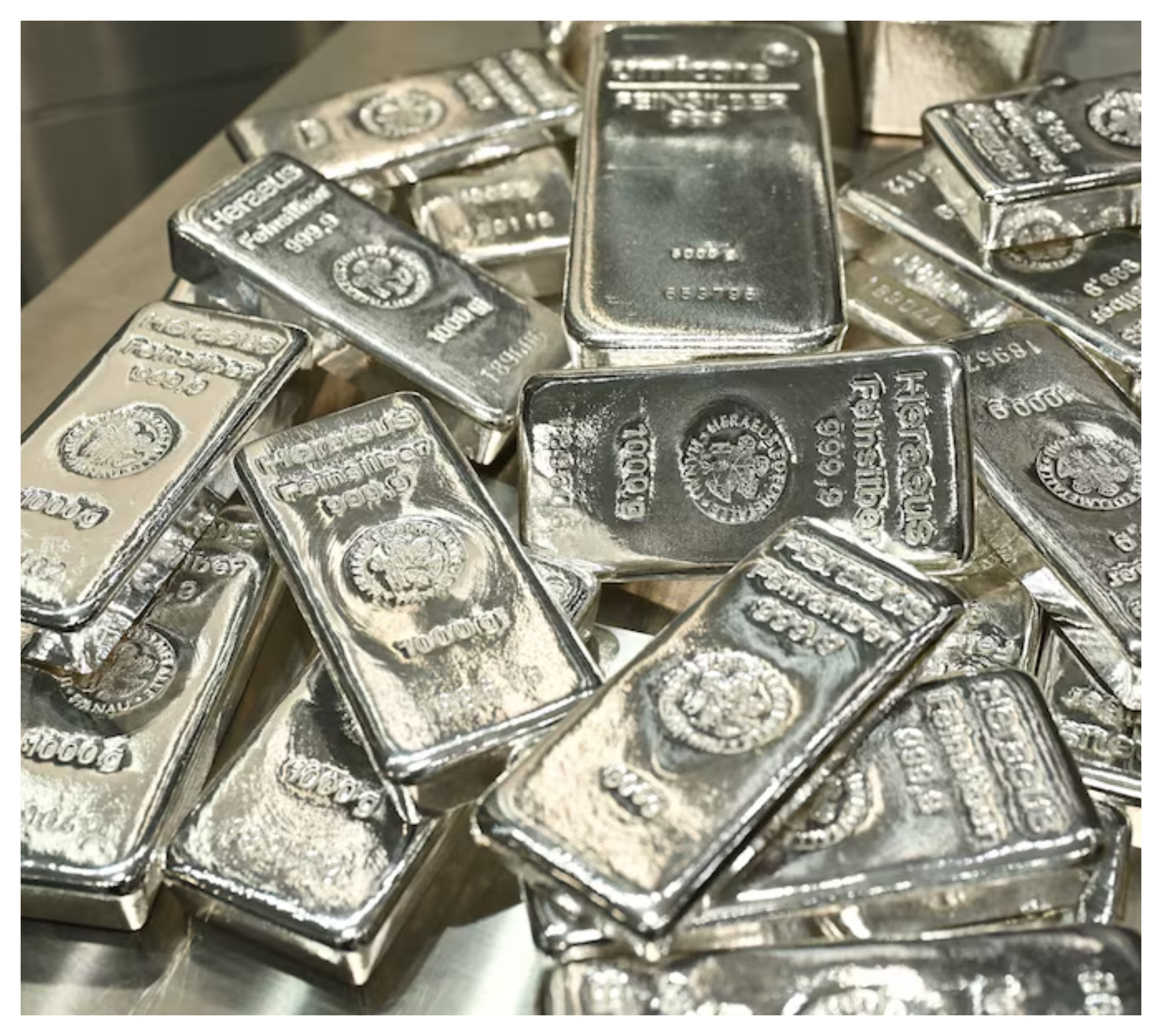 الفضة تسجل 100 دولار للأونصة لأول مرة في تاريخها وسط طلب عالمي متزايد