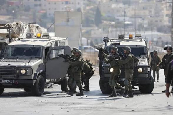 إصابة 4 فلسطينيين واعتقال شقيقين باعتداءات إسرائيلية بالضفة 