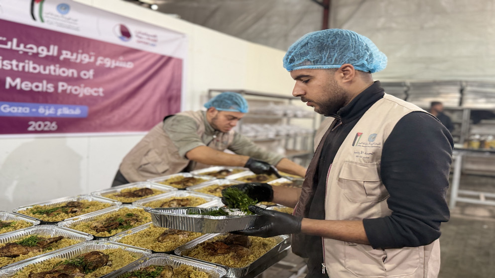 الهيئة الخيرية الأردنية توزع وجبات ساخنة في غزة 