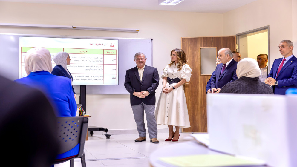 الملك والملكة يتابعان برامج تدريبية وحصة صفية في مدرسة بالعقبة