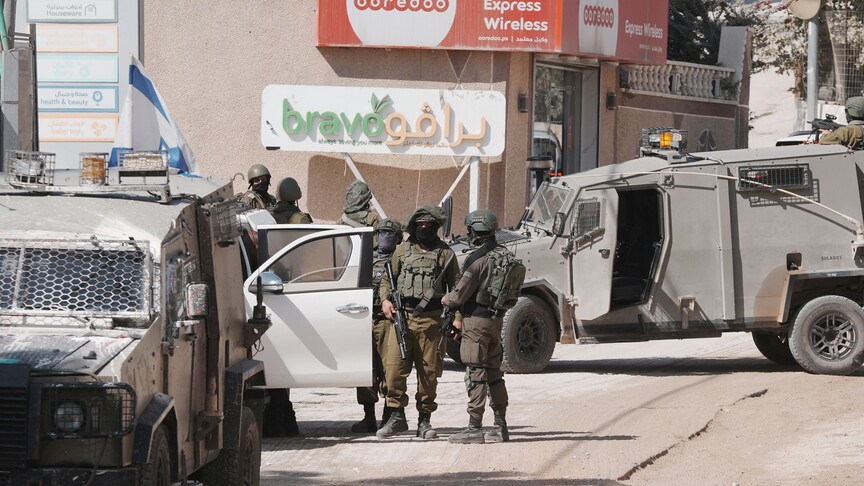 جيش الاحتلال يعزل بلدة ترمسعيا بالضفة ويغلق مداخلها
