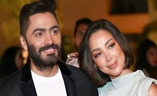 تامر حسني يؤدي العمرة برفقة زوجته - صورة 