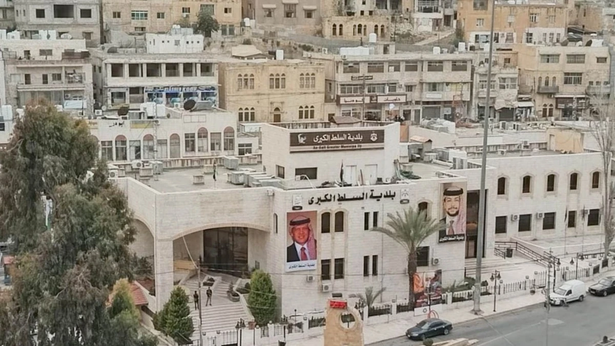 بلدية السلط تدعو المواطنين لإزالة مركباتهم بعدد من الشوارع لتنفيذ أعمال دهان وتخطيط