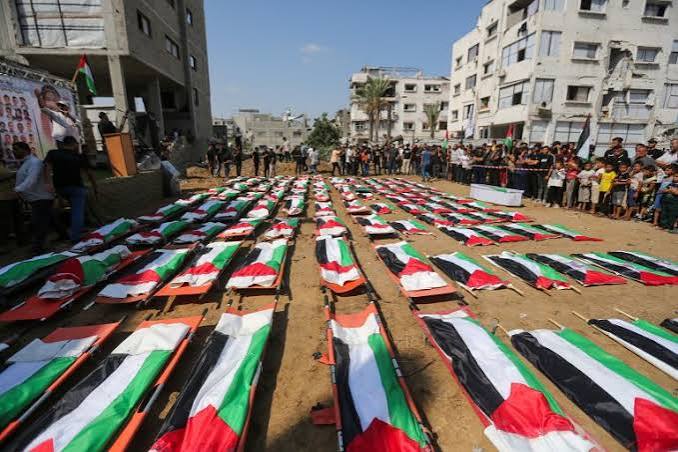 غزة ..  تشييع رفات 75 فلسطينيا قتلتهم إسرائيل خلال الإبادة 