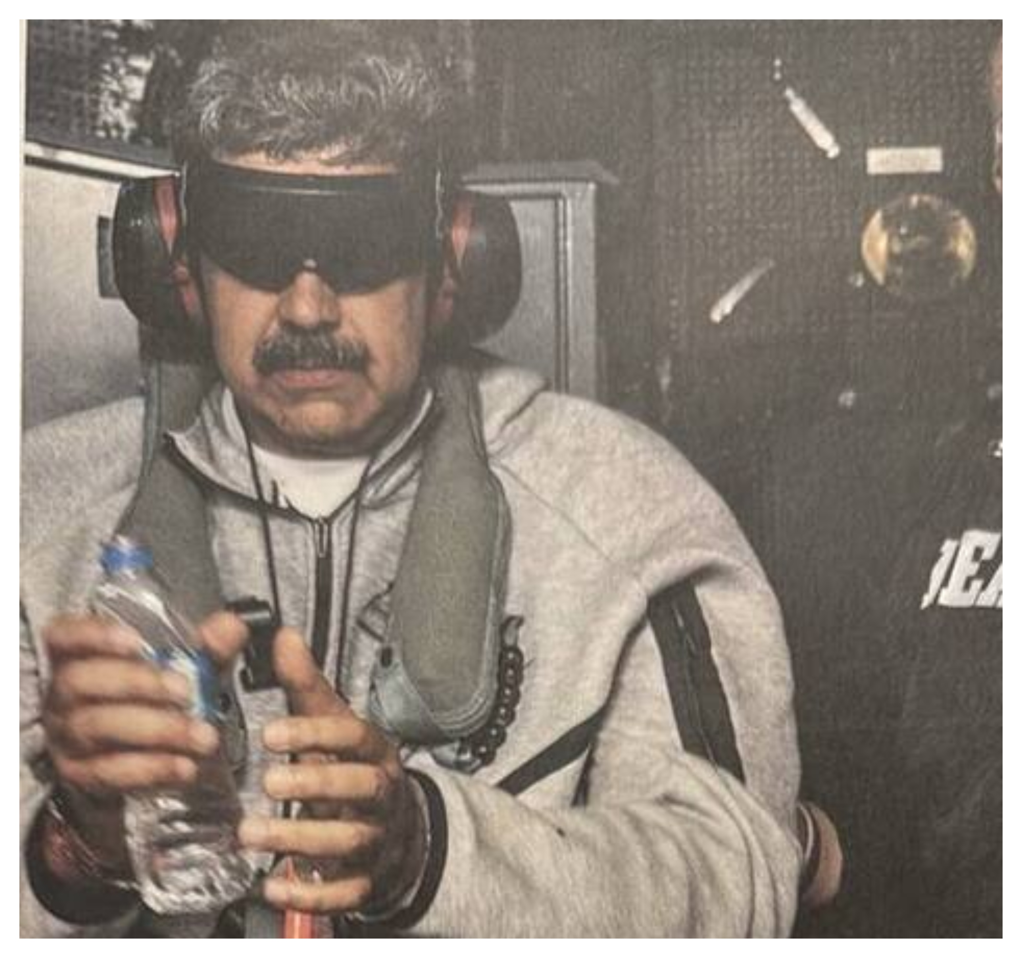 ترامب ينشر صورة للرئيس مادورو وهو معتقل